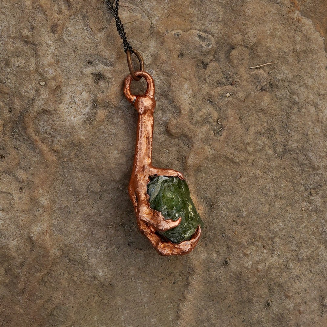 Beetle Claw Pendant Peridot - Image 4