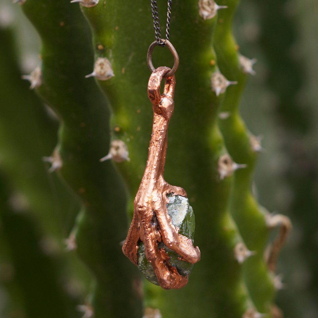 Beetle Claw Pendant Peridot - Image 3