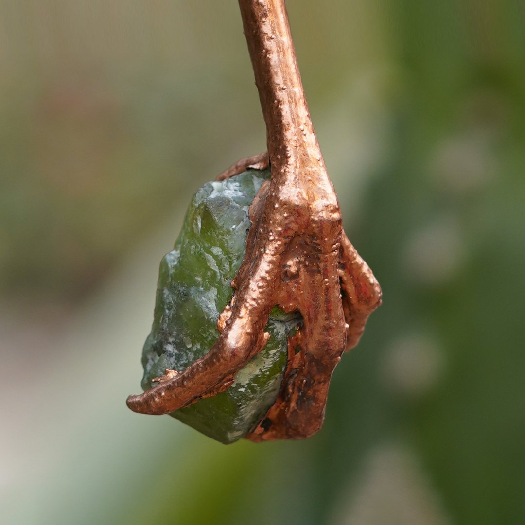 Beetle Claw Pendant Peridot - Image 2